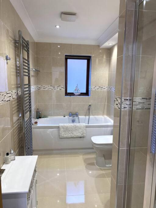 Stylish Contemporary Seaside Holiday Home With 5 Bedrooms, Sea View, Parking And Ev Point Herne Bay Exterior photo
