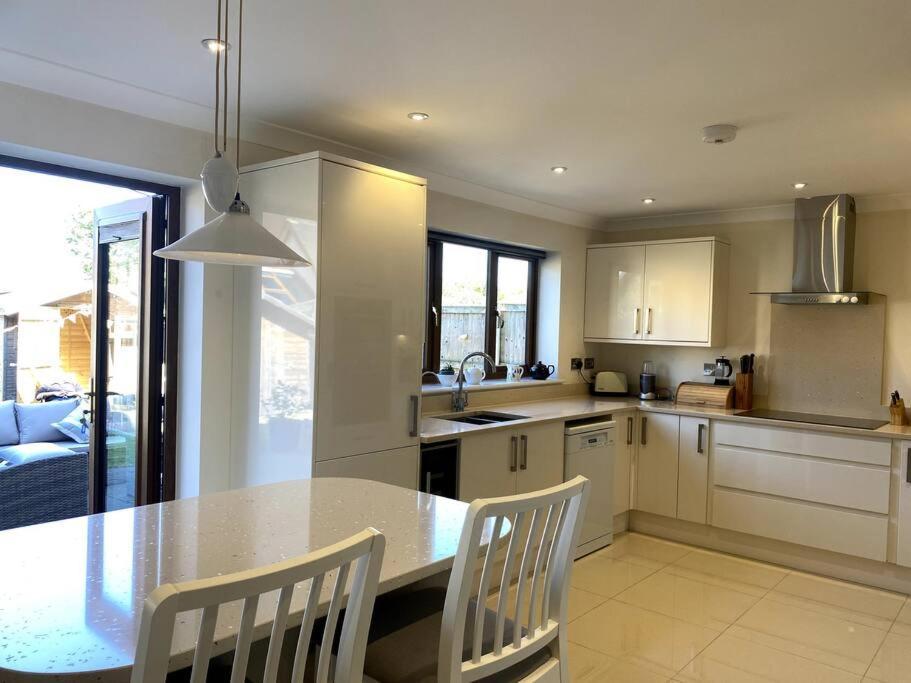 Stylish Contemporary Seaside Holiday Home With 5 Bedrooms, Sea View, Parking And Ev Point Herne Bay Exterior photo